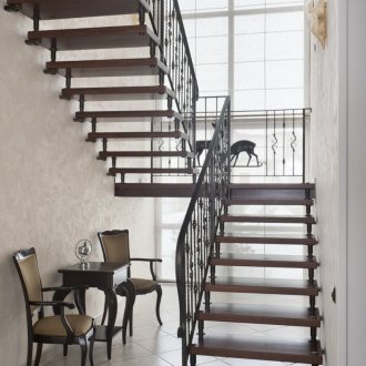 Λευκός καναπές στο εσωτερικό του σπιτιού