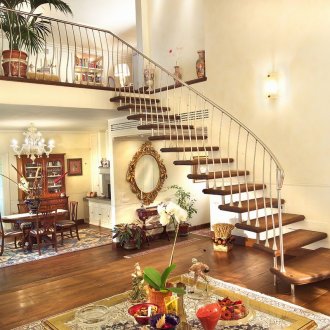 Εκλεκτική κουζίνα-σαλόνι με τζάκι