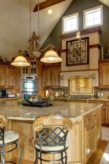 Κουζίνα από μασίφ ξύλο σε ιδιωτικό σπίτι