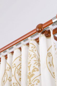 Ξύλινο ντουλάπι στο μπάνιο