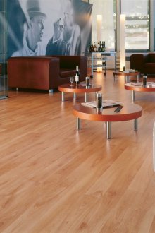 Λευκός καναπές στο εσωτερικό του διαμερίσματος