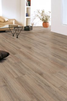 Φωτεινή κουζίνα με μπαρ για πρωινό