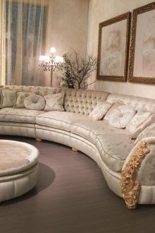 Κλασικός καναπές με διακοσμημένα υποβραχιόνια