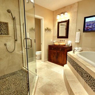 Στηρίξτε την τηλεόραση στο μπάνιο