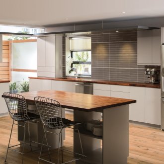 Κουζίνα χωρίς χειρολαβή με ξύλινο πάγκο