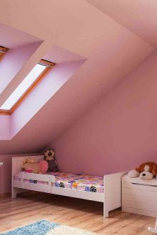 Κομψή σοφίτα δωμάτιο για ένα κορίτσι