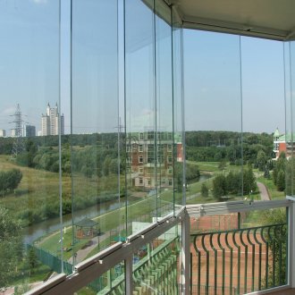 Συρόμενα πανοραμικά παράθυρα στο μπαλκόνι