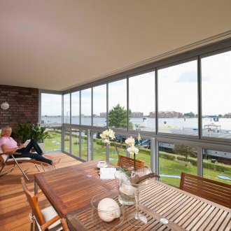 Μεγάλο μπαλκόνι με πανοραμικά παράθυρα