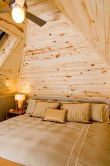 Μικρό υπνοδωμάτιο σε εξοχικό στιλ με ξύλινη επένδυση