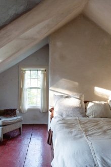 Απλή αρτ νουβό σοφίτα υπνοδωμάτιο με κόκκινο πάτωμα