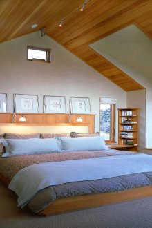 Καφέ και μπλε κρεβατοκάμαρα σε στιλ Προβηγκίας με ξύλινη επένδυση στη σοφίτα