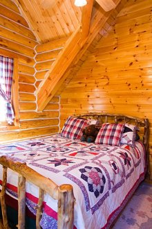 Μικρή αττική ξύλινη κρεβατοκάμαρα στην Προβηγκία