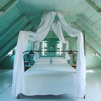 Υπνοδωμάτιο με σοφίτα με λευκό κρεβάτι και shabby chic