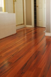 Cherry laminate στο εσωτερικό του διαμερίσματος