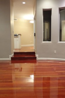 Λακαρισμένο δάπεδο με κερασιά