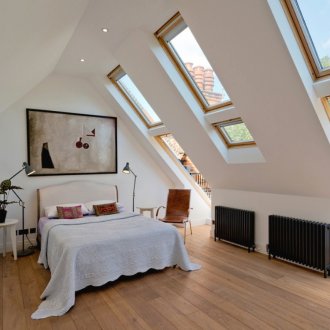 Σοφίτα υπνοδωμάτιο σε μια ευρύχωρη φωτεινή σοφίτα στο στυλ του shabby chic