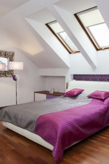 Υπνοδωμάτιο στο ισόγειο με ροζ στοιχεία και καφέ δάπεδο