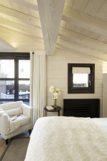 Μικρό υπνοδωμάτιο με σοφίτα και έπιπλα.