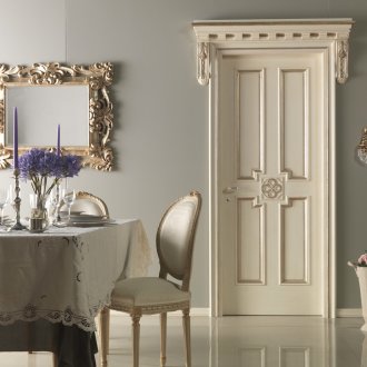Ξύλινη πόρτα με διακοσμητική διακόσμηση σε κλασικό στιλ