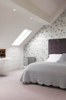 Δυτική σοφίτα με floral ταπετσαρία και συρταριέρες αποθήκευσης