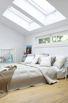 Φωτεινό σοφίτα υπνοδωμάτιο με παχνί