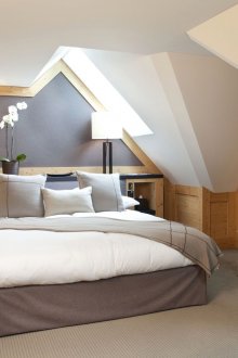 Κρεμασμένο ρουστίκ υπνοδωμάτιο κάτω από την οροφή