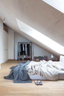 Μινιμαλιστική σοφίτα υπνοδωμάτιο με τοίχο από τούβλα