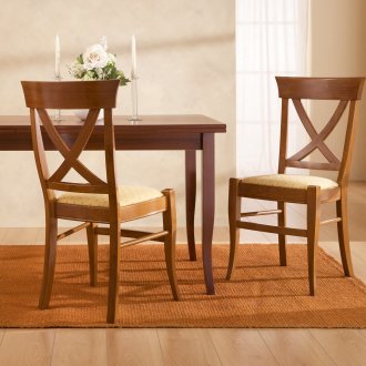 Ξύλινες καρέκλες στο σαλόνι