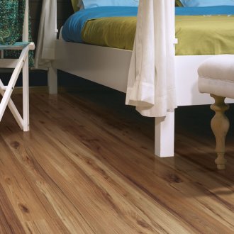 Καφέ φύλλα κάτω από το πεύκο