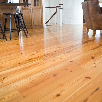 Pine floor στο σπίτι