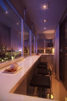 Άνετη τραπεζαρία στο μπαλκόνι