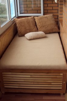 Ημέρα ανάγνωσης ανά ημέρα στο μπαλκόνι