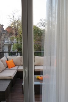 Γωνιακός καναπές στο μπαλκόνι