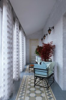 Μπαλκόνι με τοίχο από τούβλα και δάπεδο με πλακάκια.