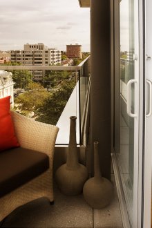 Μπαλκόνι με γυάλινες πόρτες για χαλάρωση