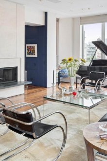 Πιάνο στο εσωτερικό του διαμερίσματος