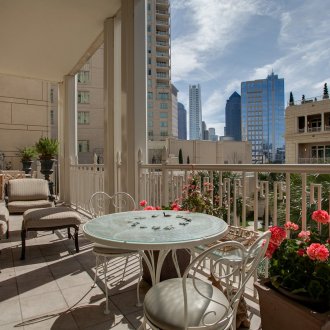 Μπαλκόνι σε ένα διαμέρισμα πόλης μπορεί να γίνει ένα νησί της ηρεμίας