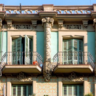 Σκαλισμένες στήλες στην πρόσοψη του σπιτιού