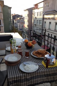 Το καλοκαίρι, οι επισκέπτες μπορούν να απολαύσουν τσάι στο μπαλκόνι.