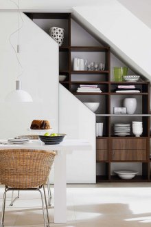 Ανοίξτε τα ράφια κουζίνας στο ντουλάπι