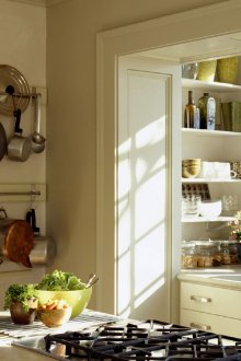 Ράφια κουζίνας ενσωματωμένα στο πλάι του χώρου εργασίας