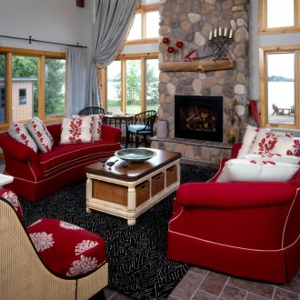 Κόκκινο καναπέ στο εσωτερικό ενός εξοχικού σπιτιού