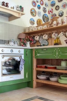 Ξύλινα ράφια κουζίνας συμπληρώνουν αγροτικό στυλ