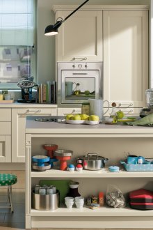 Ράφια κουζίνας κάτω από το χώρο εργασίας