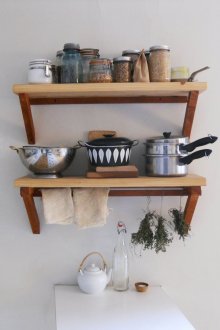 Τα μικρά ξύλινα ράφια είναι κατάλληλα για μια μικρή κουζίνα