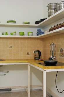 Γωνιακά ξύλινα ράφια για την κουζίνα