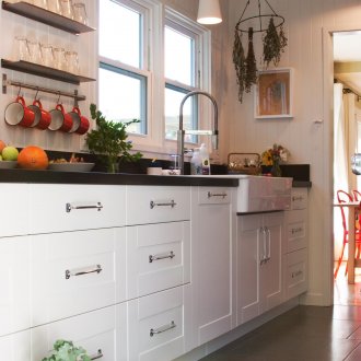 Στενά μεταλλικά ράφια κουζίνας