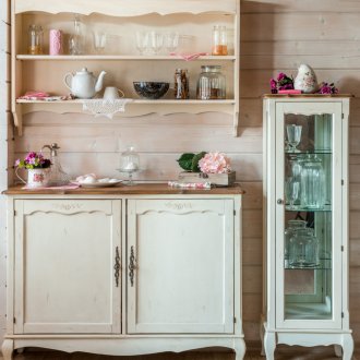 Τα γυάλινα ράφια κουζίνας φαίνονται πολύ εύκολα