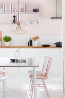 Ανοιχτά ράφια κουζίνας από πέτρα