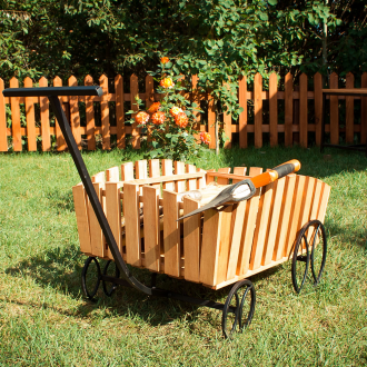 Διακοσμητικό μεταλλικό καλάθι στον κήπο